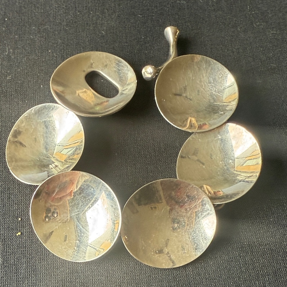 Chic Silver Disc Bracelet - Picture 3 of 11